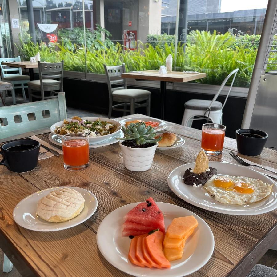 Stadia Suites Mexico City Santa Fe Exterior photo Breakfast at the hotel