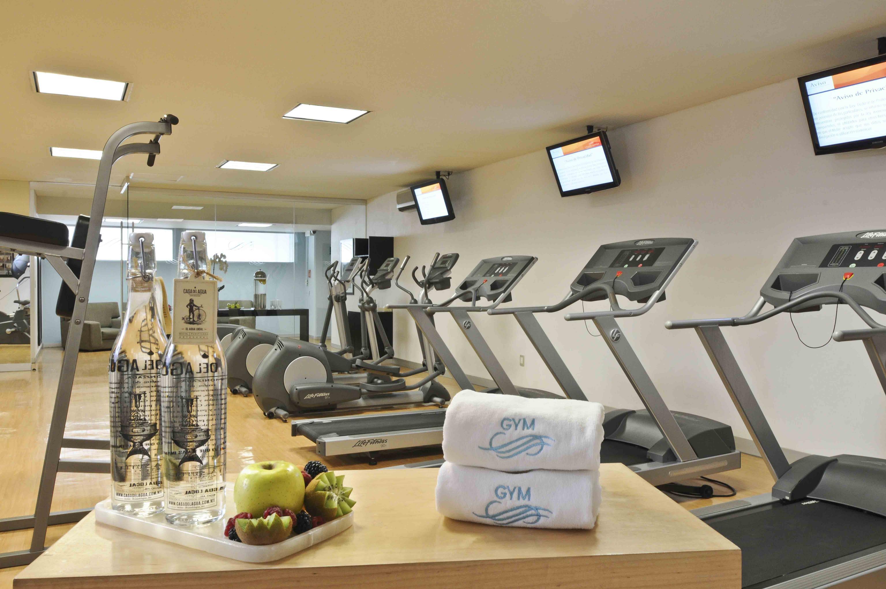 Stadia Suites Mexico City Santa Fe Exterior photo The gym at the hotel