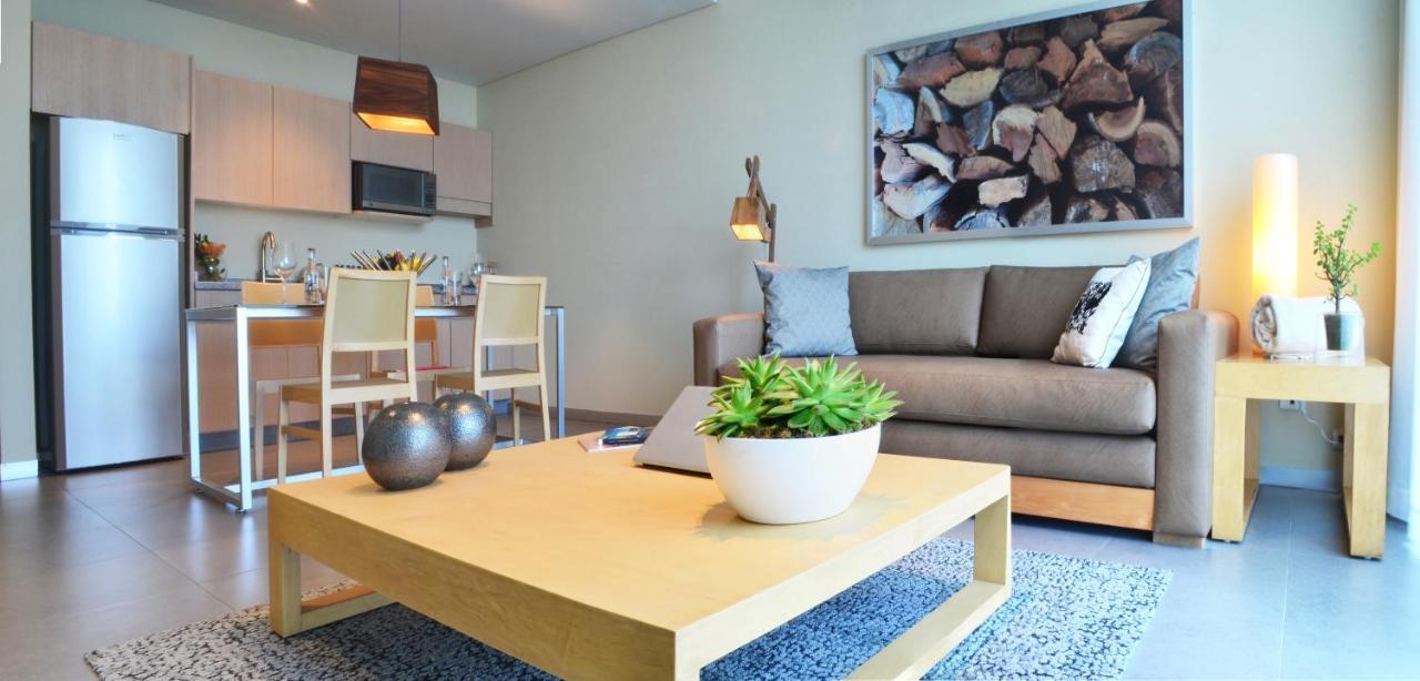 Stadia Suites Mexico City Santa Fe Exterior photo A living room with a coffee table